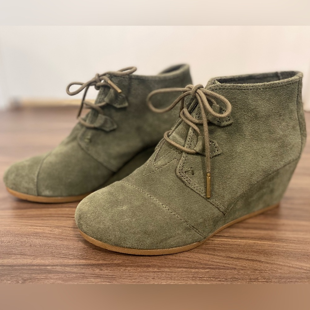 TOMS Kala Dusty Olive Green Suede Lace Up Wedge Booties - Size 8.5
